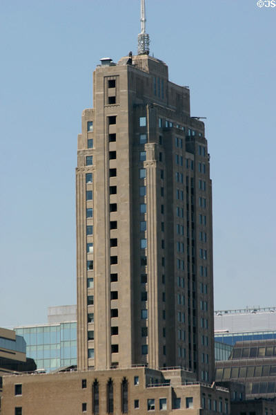 LaSalle-Wacker Building (1930) (41 floors) (221 North LaSalle St.). Chicago, IL. Architect: Holabird & Root + Rebori, Wentworth, Dewey & McCormick.