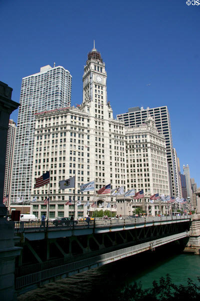 Wrigley Building (1919) (30 floors) (400-410 North Michigan Ave.). Chicago, IL. Architect: Graham, Anderson, Probst & White.