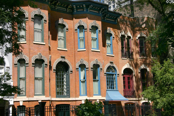 Red brick Victorian row houses in Chicago's near north side. Chicago, IL.