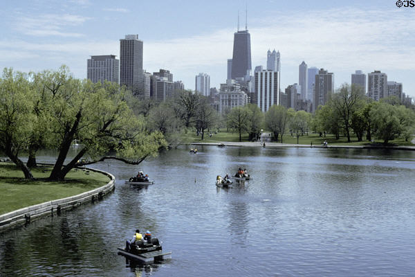 Skyline of Chicago from pond of Lincoln Park. Chicago, IL.