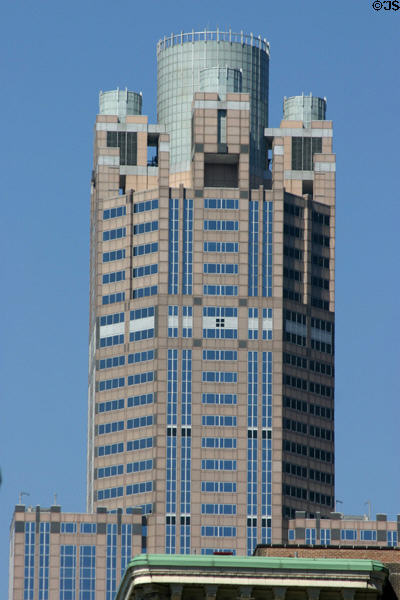 311 South Wacker Drive (1990) (65 floors). Chicago, IL. Architect: Kohn Pedersen Fox.