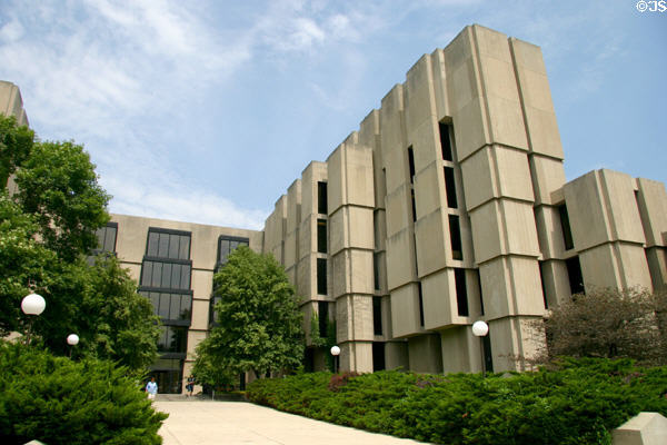 Regenstein Library of University of Chicago (1970) (5 floors) (1100 East 57th St.). Chicago, IL. Architect: Skidmore, Owings & Merrill.