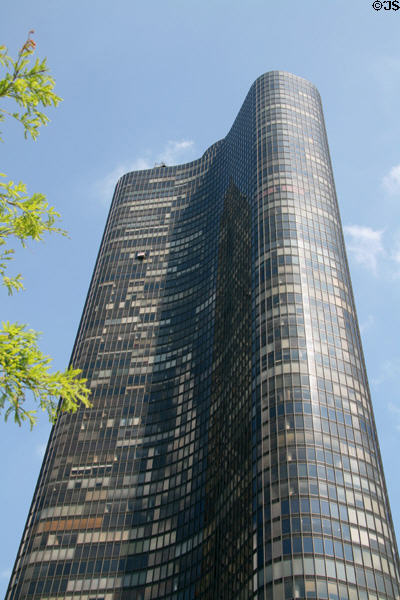 Lake Point Tower (1968) (70 floors) (505 North Lake Shore Dr.). Chicago, IL. Architect: Schipporeit-Heinrich Assoc., Graham, Anderson, Probst & White.