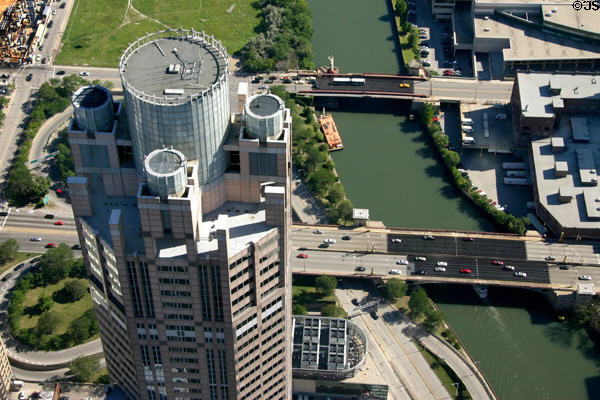 311 South Wacker Drive (1990) (65 floors) from Sears Tower. Chicago, IL. Architect: Kohn Pedersen Fox + HKS, Inc..