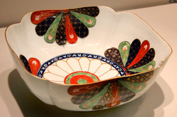 Porcelain dish (1765-75) by Worcester Porcelain Factory of England at Art Institute of Chicago. Chicago, IL.