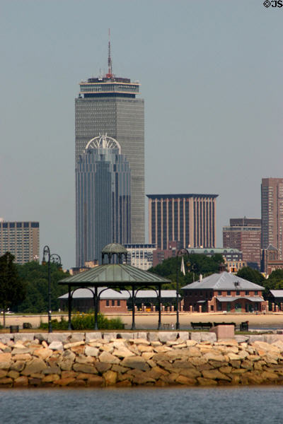 111 Huntington Avenue (2002) (36 floors) in front of Prudential Tower. Boston, MA. Architect: Childs Bertman Tseckares.