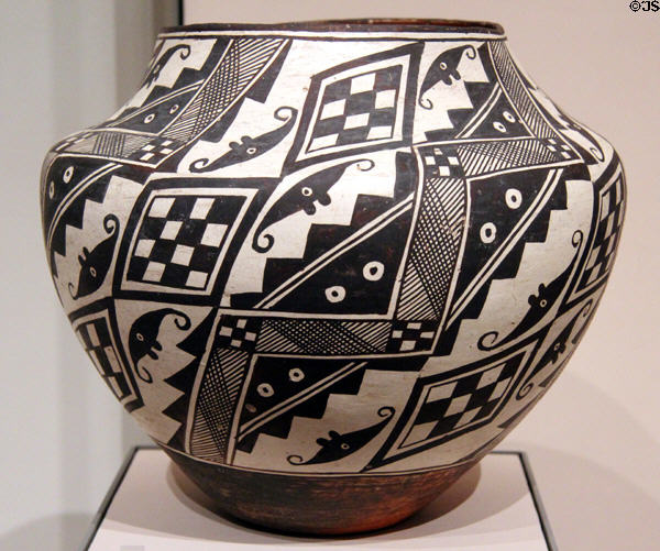 Acoma Pueblo earthenware water jar (c1900-20) from NM at Museum of Fine Arts. Boston, MA.