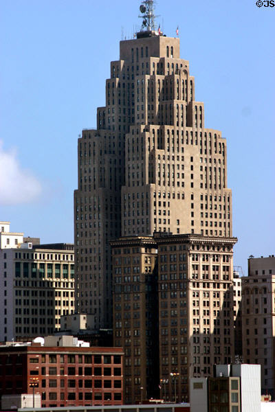 Penobscot Building (1928) (47 floors) (633-645 Griswold St.). Detroit, MI. Architect: Wirt C. Rowland of Smith, Hinchman & Grylls + Donaldson & Meier.