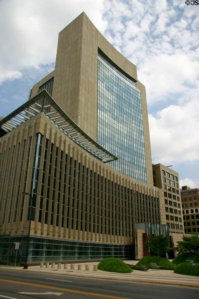 Curved facade of US Federal Courthouse. Minneapolis, MN.