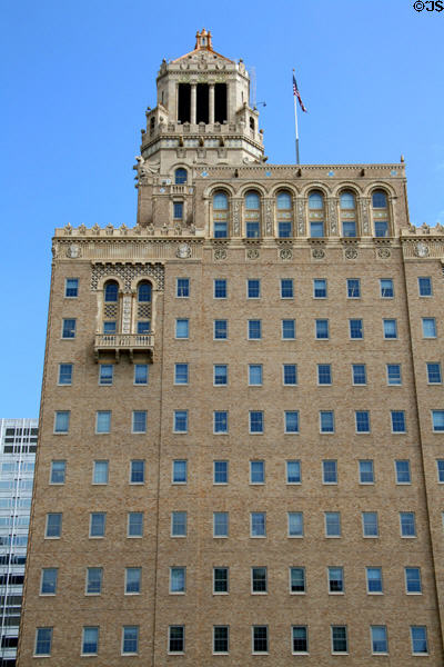 Plummer Building of Mayo Clinic (1927) (19 floors) (112-124 2nd Avenue SW). Rochester, MN. Architect: Ellerbe & Co..