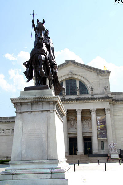 King Louis IX of France statue & facade of Saint Louis Art Museum. St. Louis, MO.