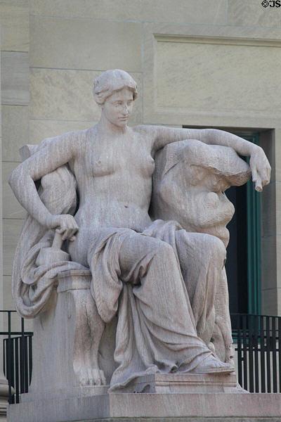 Sculpture by David Chester French on Saint Louis Art Museum. St. Louis, MO.