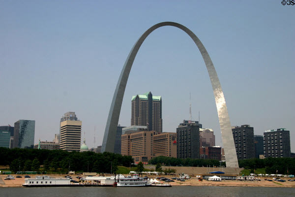 Gateway Arch & St. Louis skyline from Mississippi River. St Louis, MO.