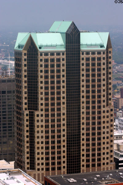 One Metropolitan Square (1989) (42 floors) (211 North Broadway). St Louis, MO. Architect: Hellmuth, Obata & Kassabaum.