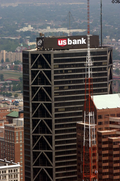 One US Bank Plaza (1973-6) (35 floors) (505 North 7th St.). St Louis, MO. Architect: Thompson, Ventulett, Stainback & Assoc. Inc..