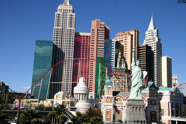 New York, New York (1997) (49 floors) (3790 Vegas Blvd. South) replicates landmarks of New York City. Las Vegas, NV. Architect: Gaskin, Neal.