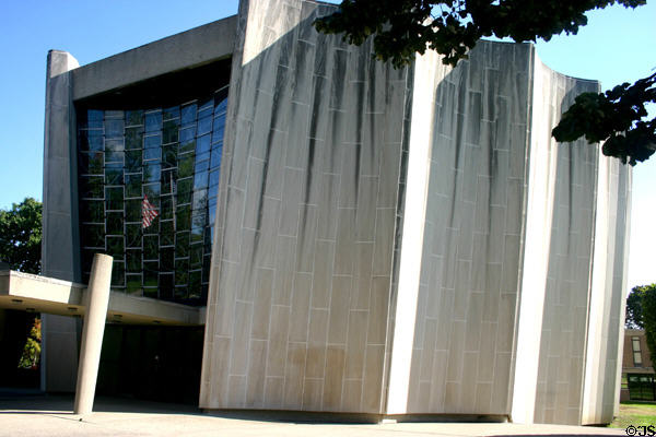 Temple Beth Zion (1967) (599 Delaware Ave.) where encircling walls represent ten commandments. Buffalo, NY. Architect: Max Abramowitz.