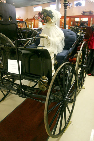 Horseless carriage (1899) in Pierce-Arrow Museum. Buffalo, NY.