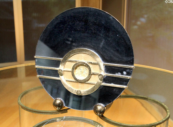 Art Deco Cut glass & chrome Bluebird Radio (1934) by Walter Dorwin Teague for Sparton Corp. of Jackson, MI at Corning Museum of Glass. Corning, NY.