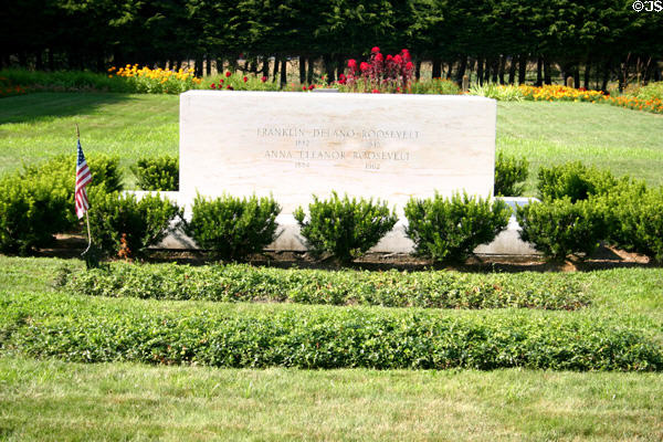 Tomb of Franklin Delano Roosevelt (1882-1945) & Anna Eleanor Roosevelt (1884-1962) in rose garden of Springwood. Hyde Park, NY.