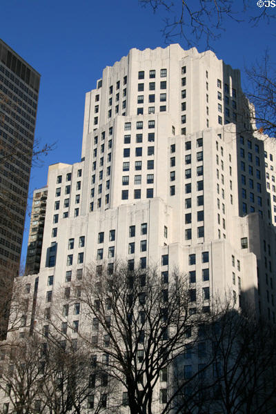 Metropolitan Life North Building (1933) (25 Madison Ave.) (30 floors) on Madison Square Park. New York, NY. Style: Art Deco. Architect: D. Everett Waid, Helmle + Corbett & Harrison.