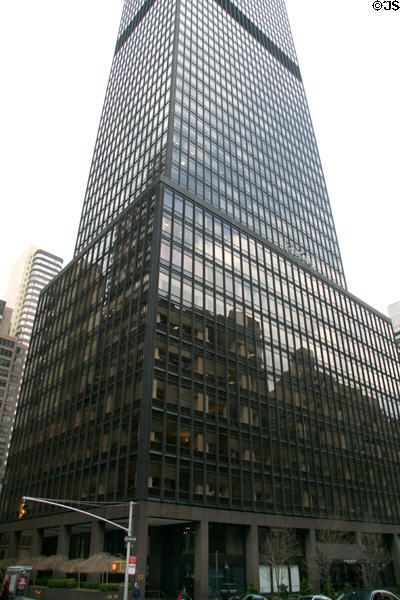 One Dag Hammarskjold Plaza (1972) (885 2nd Avenue at 47th St.) (49 floors). New York, NY. Architect: Emery Roth & Sons + Raymond & Rado.