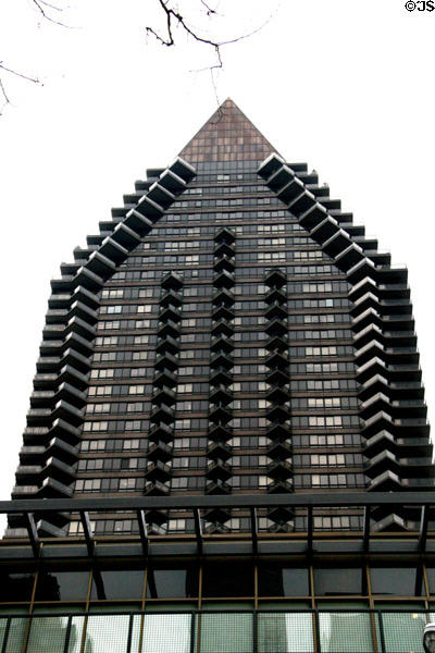 100 United Nations Plaza Tower (1986) (52 floors). New York, NY. Architect: Der Scutt Architects + Schuman, Lichtenstein, Claman & Efron.