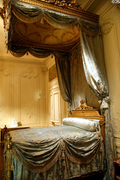 French flying tester bed (1739-1814) by George Jacob at Metropolitan Museum of Art. New York, NY.