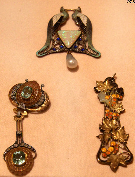 German pendant (left lower) (early 20thC) beside two Art Nouveau pendants (c1900) by René-Jules Lalique of Paris at Metropolitan Museum of Art. New York, NY.