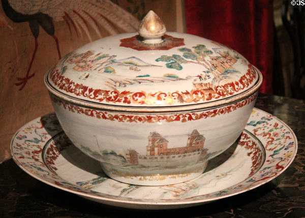 Chinese export porcelain punch bowl (1745-55) at Metropolitan Museum of Art. New York, NY.