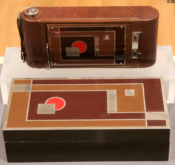 Kodak Camera 1A & gift box (Rochester, NY) (c1930) by Walter Dorwin Teague then made by Ingraham Co. of Britol, CT at Cooper Hewett Museum. New York City, NY.