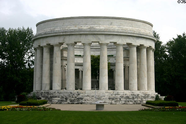 President Harding Memorial (1924-7) recreates a circular Greek Temple 103 ft in diameter & 50 ft high. Marion, OH. Architect: Henry Hornbostel & Eric Wood.