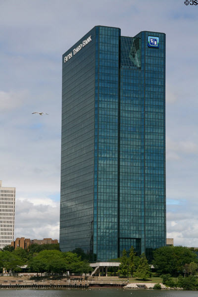 One SeaGate (Fifth Third Bank) (former Owens-Illinois) building (1982) (32 Floors). Toledo, OH. Architect: Abramovitz, Harris & Kingsland.