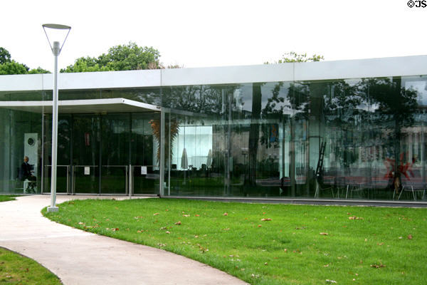 Glass Pavilion of the Toledo Museum of Art (2006). Toledo, OH. Architect: Kazuyo Sejima & Ryue Nishizawa.
