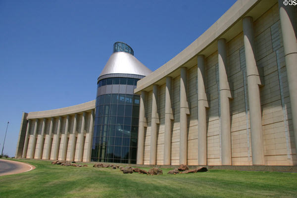 Oklahoma History Center (2006) (2401 N. Laird Ave.). Oklahoma City, OK. Architect: Beck Assoc. Architects + Hellmuth, Obata & Kassabaum.