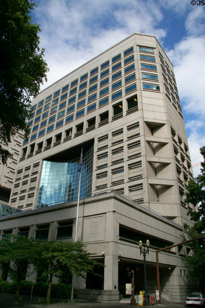 Justice Center (1983) (18 floors) (1120 SW 3rd Ave.). Portland, OR. Architect: Zimmer Gunsul Frasca Partnership.