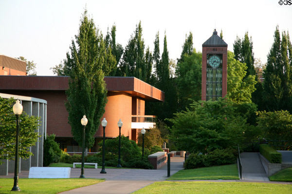 Mark O. Hatfield Library (1986) at Willamette University. Salem, OR. Architect: Theodore Wofford of MDWR Architects.