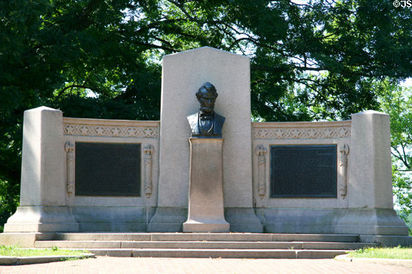 Gettysburg Address monument with Lincoln statue at Gettysburg Soldier's National Cemetery. Gettysburg, PA.