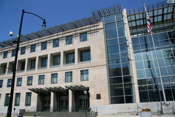 William J. Nealon Federal Building & United States Courthouse (1998) (217 N. Washington Ave. at Linden St.). Scranton, PA. Architect: Bohlin Cywinski Jackson.