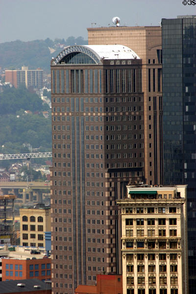 Dominion Tower (1987) (625 Liberty Ave.) (32 floors). Pittsburgh, PA. Architect: Kohn Pedersen Fox Assoc..