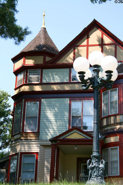 Shingled Queen Anne house (415 N. Duluth Ave.) in Cathedral Historic District. Sioux Falls, SD. Style: Queen Anne.
