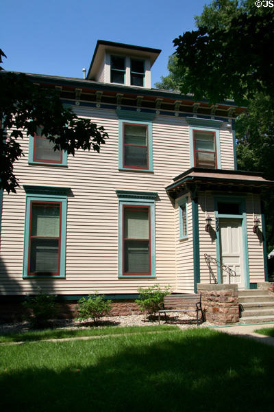 Red & blue house (309 N. Duluth Ave.) in Cathedral Historic District. Sioux Falls, SD.