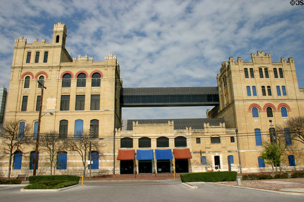 San Antonio Museum of Art (1981) in former Lone Star Brewery (1903). San Antonio, TX. Architect: Cambridge Seven Assoc.. On National Register.