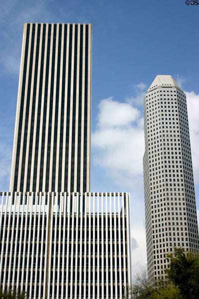 Kellogg, Brown & Root Tower (1973) (40 floors) (601 Jefferson St.) + Continental Center. Houston, TX. Architect: Neuhaus & Taylor.