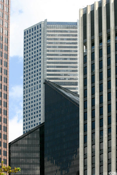 White JPMorganChase Tower above black Pennzoil Place. Houston, TX.