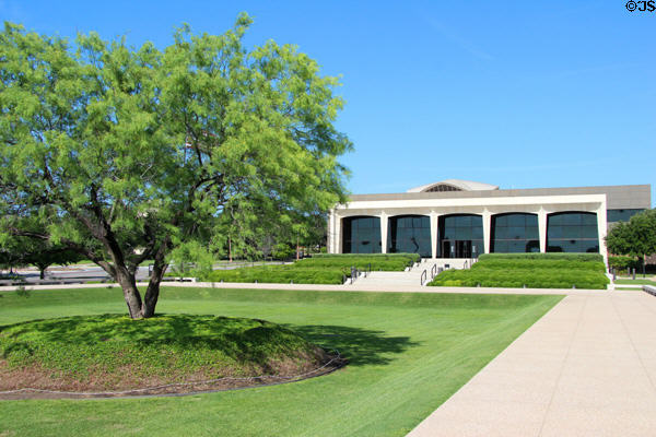 Sunken garden before Amon Carter Museum of American Art. Fort Worth, TX.