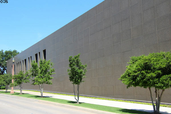 Extension of Amon Carter Museum of American Art (2001). Fort Worth, TX. Architect: Philip Johnson.