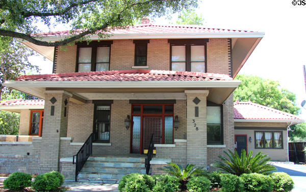 Arts & Crafts style building (328 S. Seguin Ave.). New Braunfels, TX.