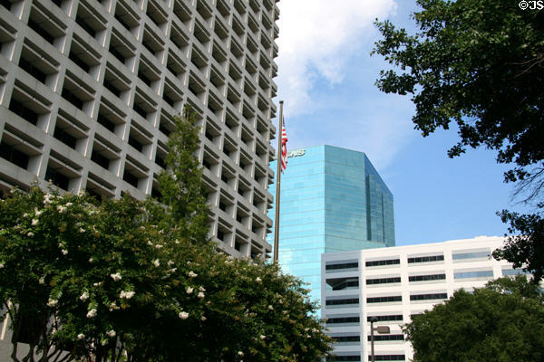 Arnold B. McKinnon Building (1989) (20 floors) (501 East Main St.) beyond Bank of America. Norfolk, VA. Architect: Williams, Tazewell & Assoc..