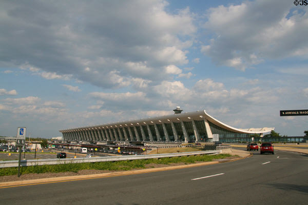 Dulles International Airport Terminal (1958-62). Chantilly, VA. Architect: Eero Saarinen.